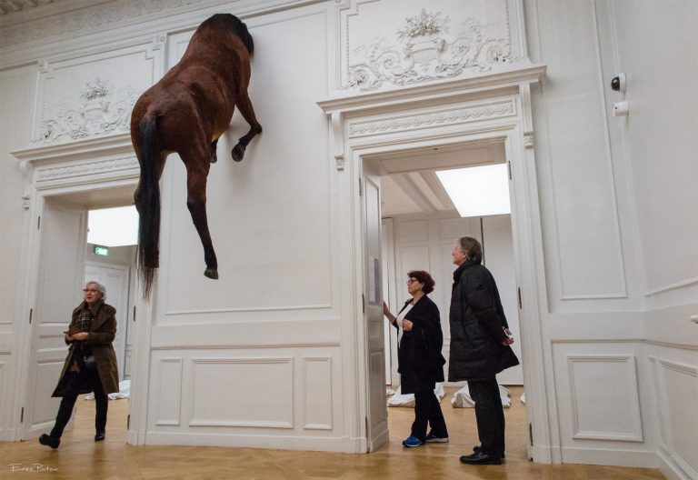 תערוכה של מאוריציו קטלן בפריז. צילום: ארז ביטון