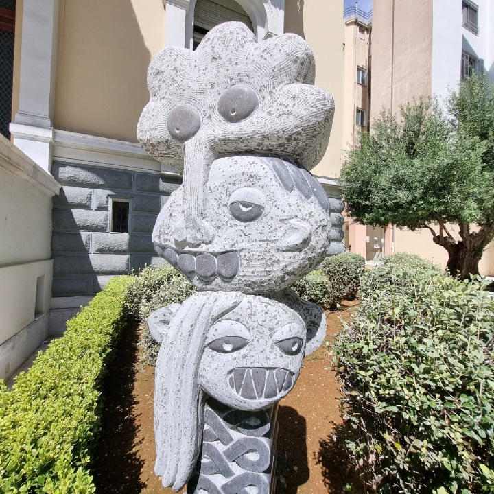 פסל בחצר גלריה אלוש באתונה
